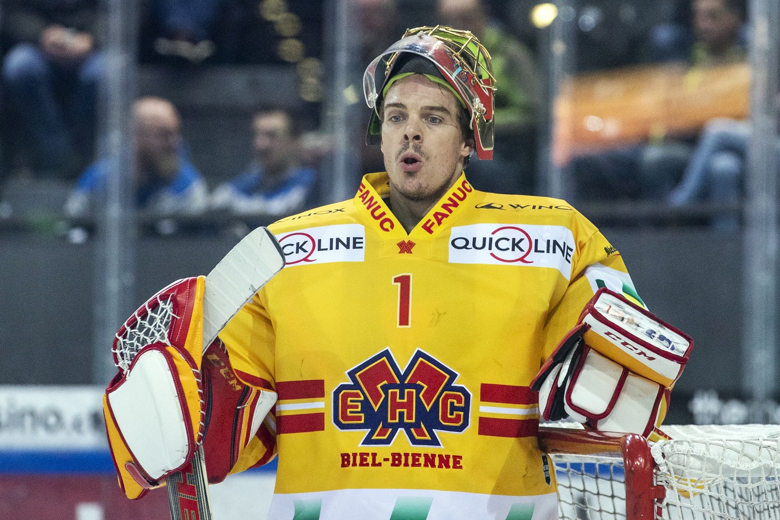 Biels Goalie Jonas Hiller beim Eishockey Meisterschaftsspiel der National League zwischen dem EV Zug und dem EHC Biel, am Donnerstag, 28. November 2019 in der Bossard Arena in Zug. (KEYSTONE/Alexandra ...