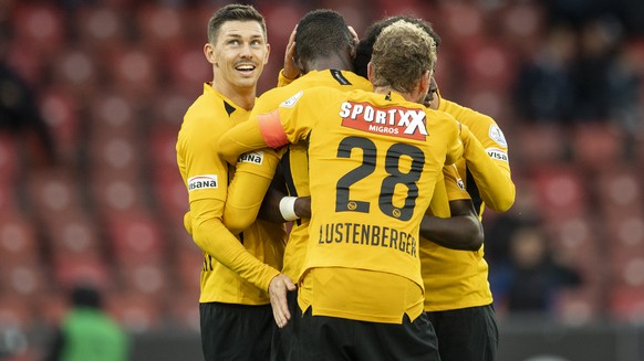 YBs Christian Fassnacht, links, jubelt mit der Mannschaft im Fussball Meisterschaftsspiel der Super League zwischen dem FC Zuerich und dem BSC Young Boxs im Letzigrund, am Sonntag, 6. Oktober 2019 in  ...