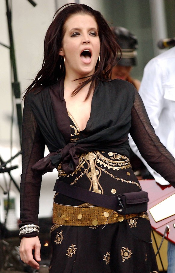 Photo number: 51360545 Date: 19-05-2005 Copyright: imago/UPI Photo Singer Lisa Marie Presley (USA) during a concert for the benefit of the charity project - Shop 4 Class - in New York PUBLICATION ...