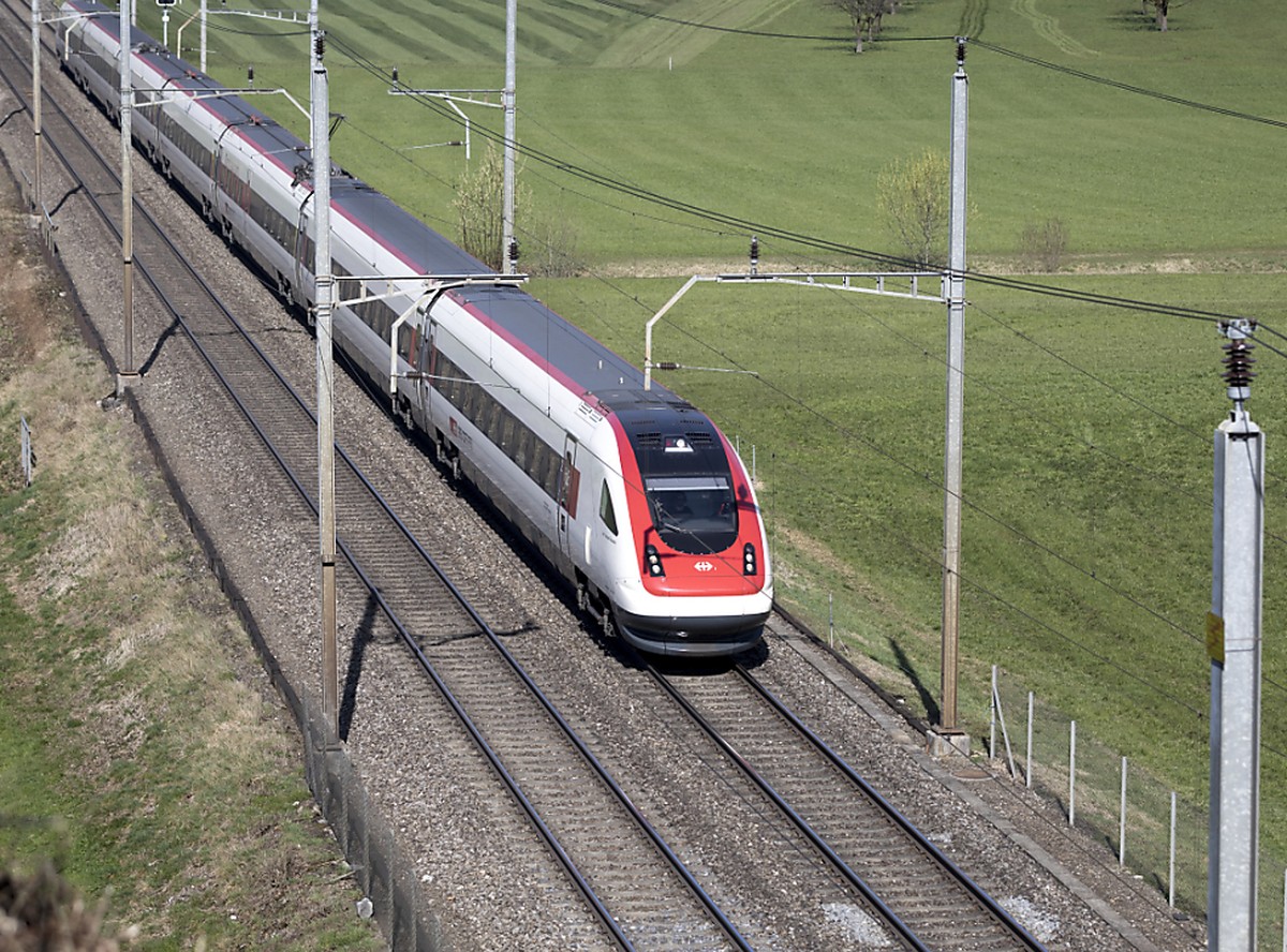 Bis 2029 rundum erneuert und bis 2043 ausrangiert: Ein Intercity-Neigezug der SBB unterwegs zwischen bei Steinen SZ. (Archivbild)
