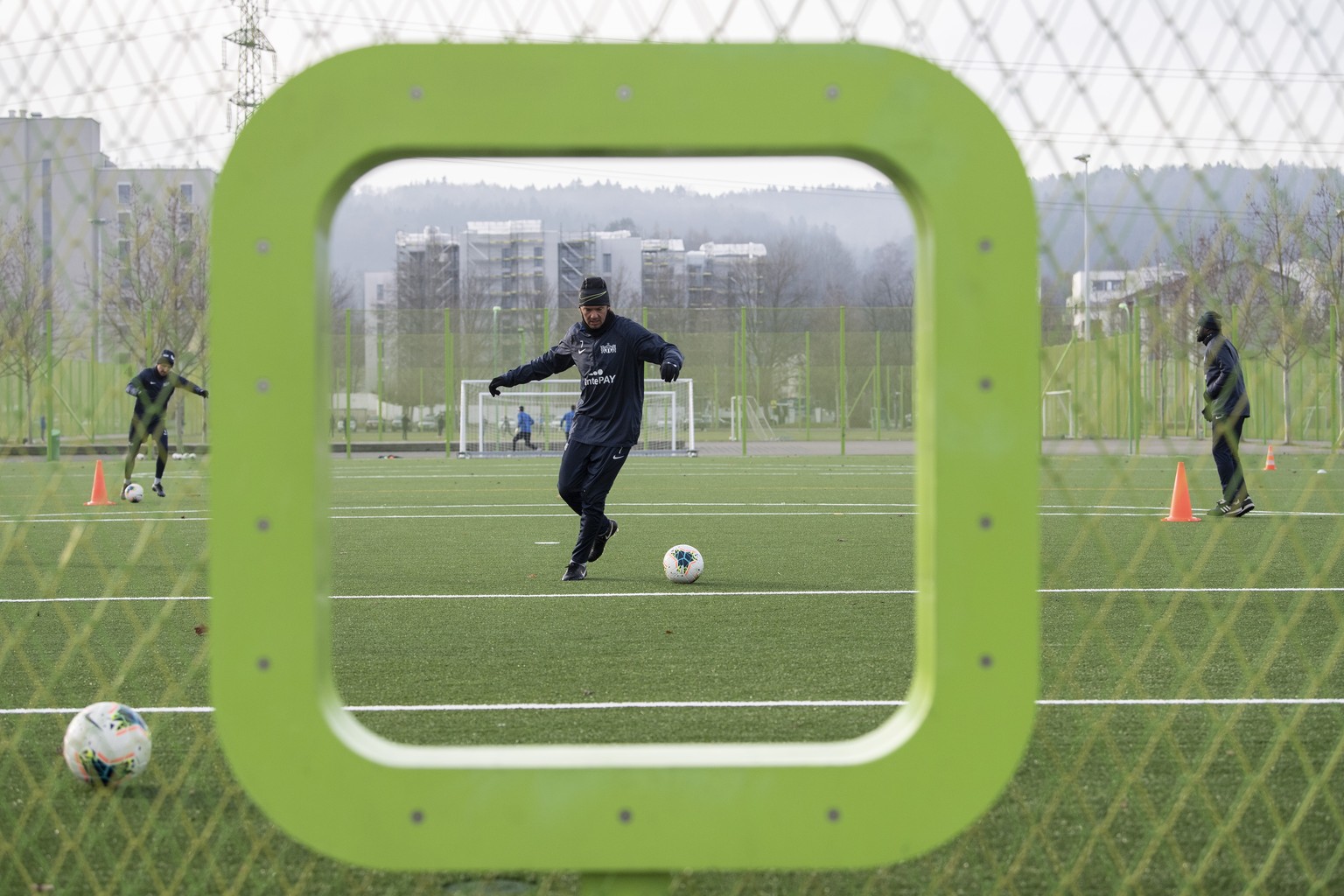 ARCHIVBILD ZUR MELDUNG, DASS AB DEM 11. MAI UNTER DER EINHALTUNG DER SCHUTZMASSNAHMEN IM PROFI- WIE IM BREITENSPORT WIEDER TRAINIERT WERDEN DARF - Adrian Winter im Trainingsauftakt vom FC Zuerich im H ...