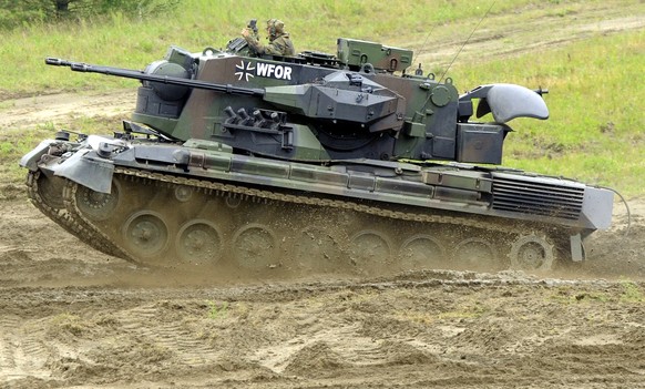 ARCHIV - 15.06.2009, Niedersachsen, Munster: Ein Flakpanzer vom Typ Gepard fährt auf dem Truppenübungsplatz in Munster während der Informationslehrübung &quot;Das Heer im Einsatz&quot; über das Geländ ...