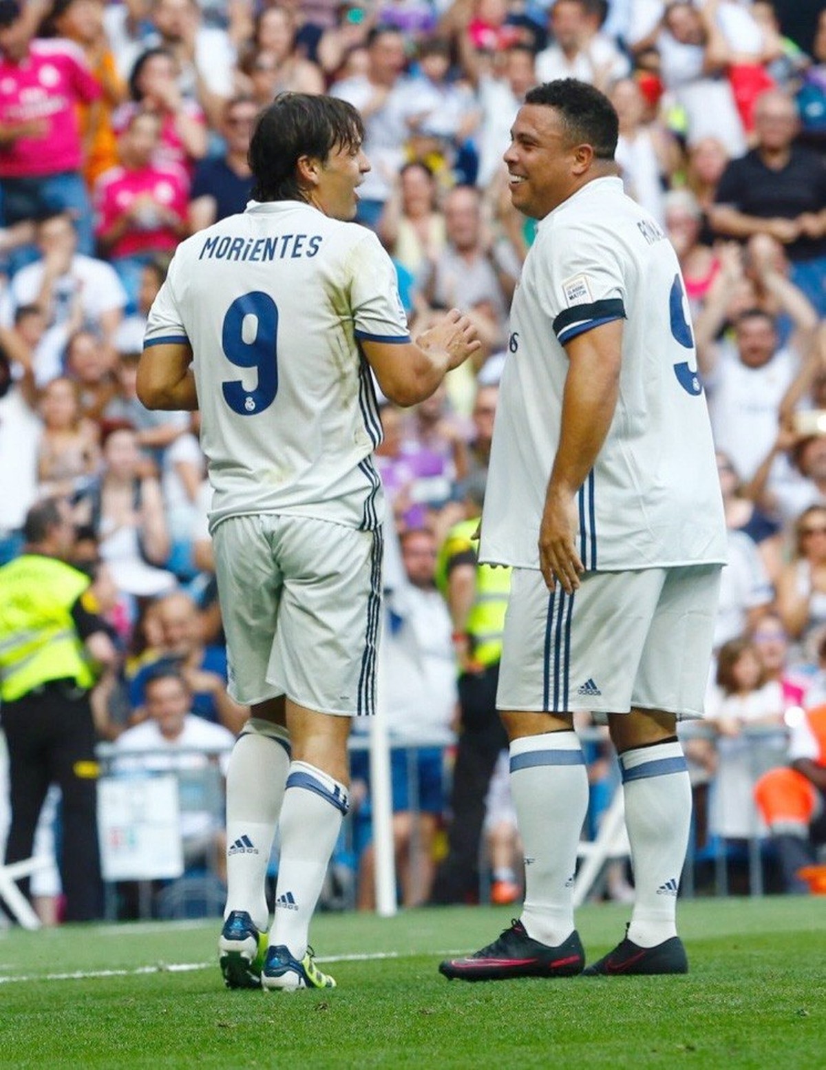 epa06023102 Former Real Madrid Brazilian player Ronaldo Nazario de Lima (R) talks to his teammate Fernando Morientes (L) during the Corazon Classic Match 2017 'Heartbeats for Africa' between ...