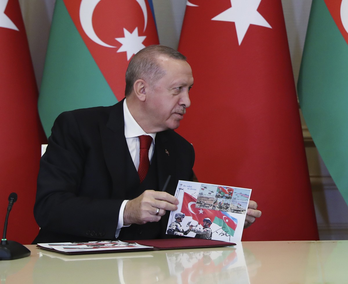 Turkey's President Recep Tayyip Erdogan, left and Azerbaijan's President Ilham Aliyev, right, talk during a joint news conference following their meeting in Baku, Azerbaijan, Thursday, Dec.  ...