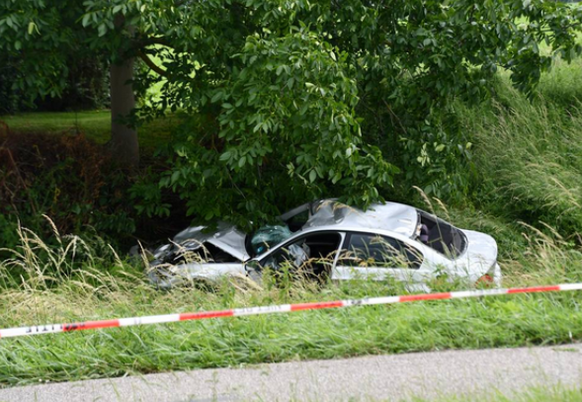 Das Auto ist im Graben gelandet.