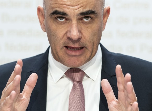 EDI-Vorsteher Alain Berset nimmt die Praxis des Bundesamtes für Sozialversicherungen bei der Gewährung von IV-Renten genauer unter die Lupe.