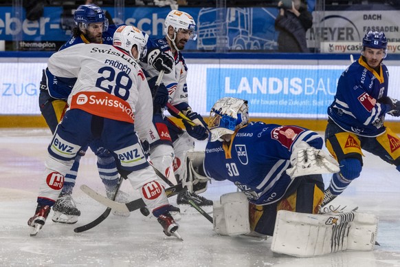 Rudolfs Balcers, links, vom ZSC im Spiel gegen Torhueter Leonardo Genoni , mitte, von Zug beim Eishockey Playoff 1/2 Final, Spiel 4 der National League zwischen dem EV Zug und den ZSC Lions am Montag, ...