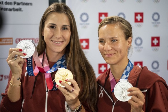 Viktorija Golubic (Silber im Tennis-Doppel) und Belinda Bencic (Gold im Tennis-Einzel und Silber im Doppel) freuen sich am Flughafenempfang in Zuerich, aufgenommen am Montag. 2. August 2021. (KEYSTONE ...