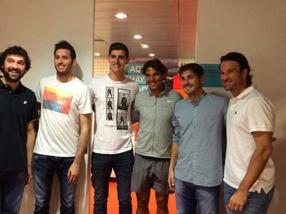 Beim «Charityday» zum Start des Mutua Madrid Opens im Tennis trafen grosse Namen Madrids aufeinander. Von links aus Sergio Llull und Rudy Fernandez (beides Basketballspieler von Real Madrid), Thibaut Courtois (Torhüter von Atlético), Rafael Nadal (Zweitbester Tennisspieler der Welt aus Schweizer Sicht), Iker Casillas (spielende Torhüterlegende Real Madrids) und Carlos Moya (French-Open-Sieger von 1998). Bei solch einem Star-Auflauf wird hoffentlich genug Geld für gute Zwecke gesammelt worden sein. (qae)