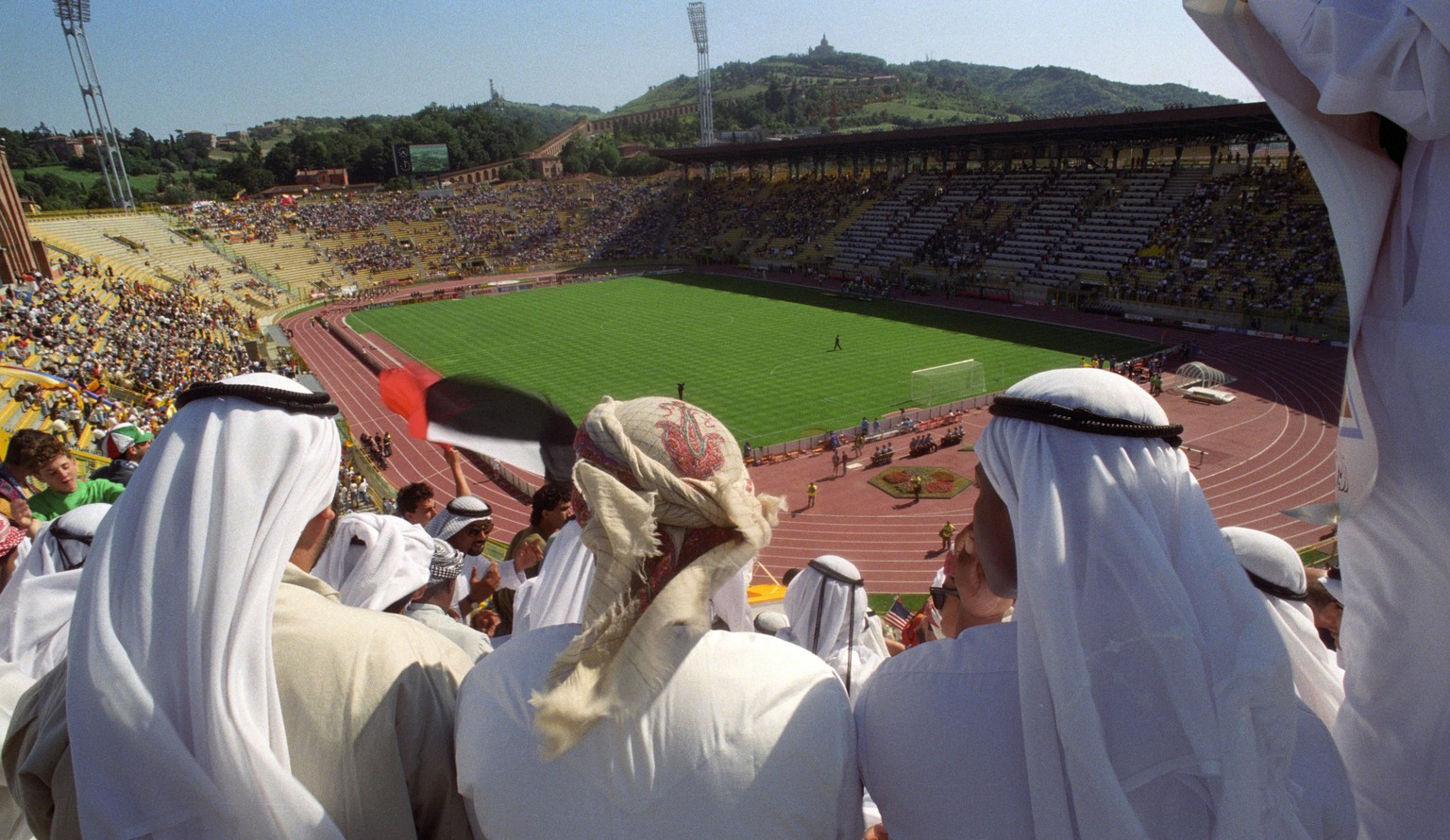 Bildnummer: 09227660 Datum: 09.06.1990 Copyright: imago/Ferdi Hartung
Arabische Fans bei der WM 1990 im Stadio Renato Dallara in Bologna; 1018C Fussball Nationalteam Länderspiel WM 1990 vneg xdp xmk y ...