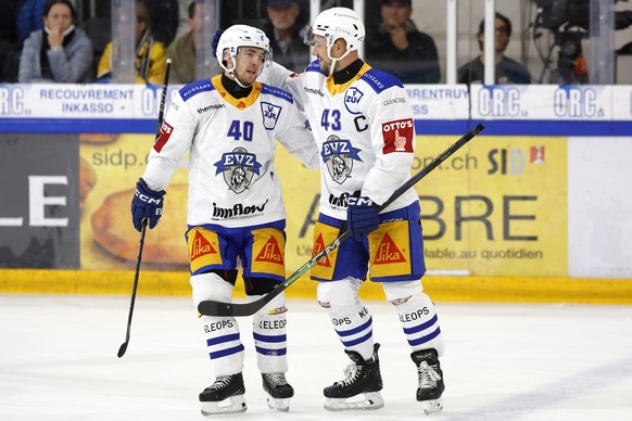 Andreas Wingerli (EVZ), links, jubelt mit Teamkollege Jan Kovar nach seinem Tor zum 1-3 im Eishockey Meisterschaftsspiel der National League zwischen dem HC Ajoie und dem EV Zug, am Samstag, 4. Oktobe ...