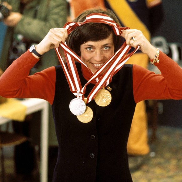 Olympiasiegerin Rosi Mittermaier (BRD) mit ihren Medaillen / Die Gold Rosi errang bei den Olympischen Spielen 1976 in allen drei ausgetragenen Alpinen Disziplinen jeweils eine Medaille. Zu Gold in Abf ...