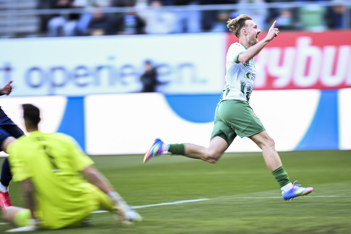 Lukas Daschner (SG), rechts, bejubelt sein 1-0 gegen Torhueter Joel Mall (SFC), im Fussball Meisterschaftsspiel der Swiss Super League zwischen dem FC St. Gallen, SG, und dem Servette FC, SFC, am Sonn ...