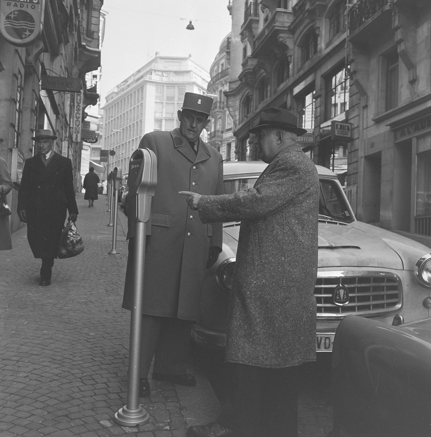 Ein Verkehrspolizist und ein Passant neben einer Parkuhr, Lausanne, 1959
https://permalink.nationalmuseum.ch/100639351