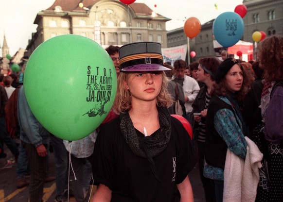 ARCHIVE --- VOR 25 JAHREN, AM 26. NOVEMBER 1989, WURDE UEBER DIE ARMEEABSCHAFFUNGS-INITIATIVE DER GRUPPE SCHWEIZ OHNE ARMEE ABGESTIMMT. DIE RADIKALE INITIATIVE DER GSOA WURDE IM VORFELD DER ABSTIMMUNG ...