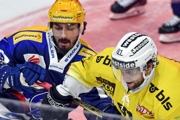 Der Zuercher Denis Hollenstein gegen den Berner Thomas Ruefenacht, rechts, beim Eishockeyspiel der National League ZSC Lions gegen den SC Bern im Zuercher Hallenstadion am Freitag, 30. November 2018.  ...