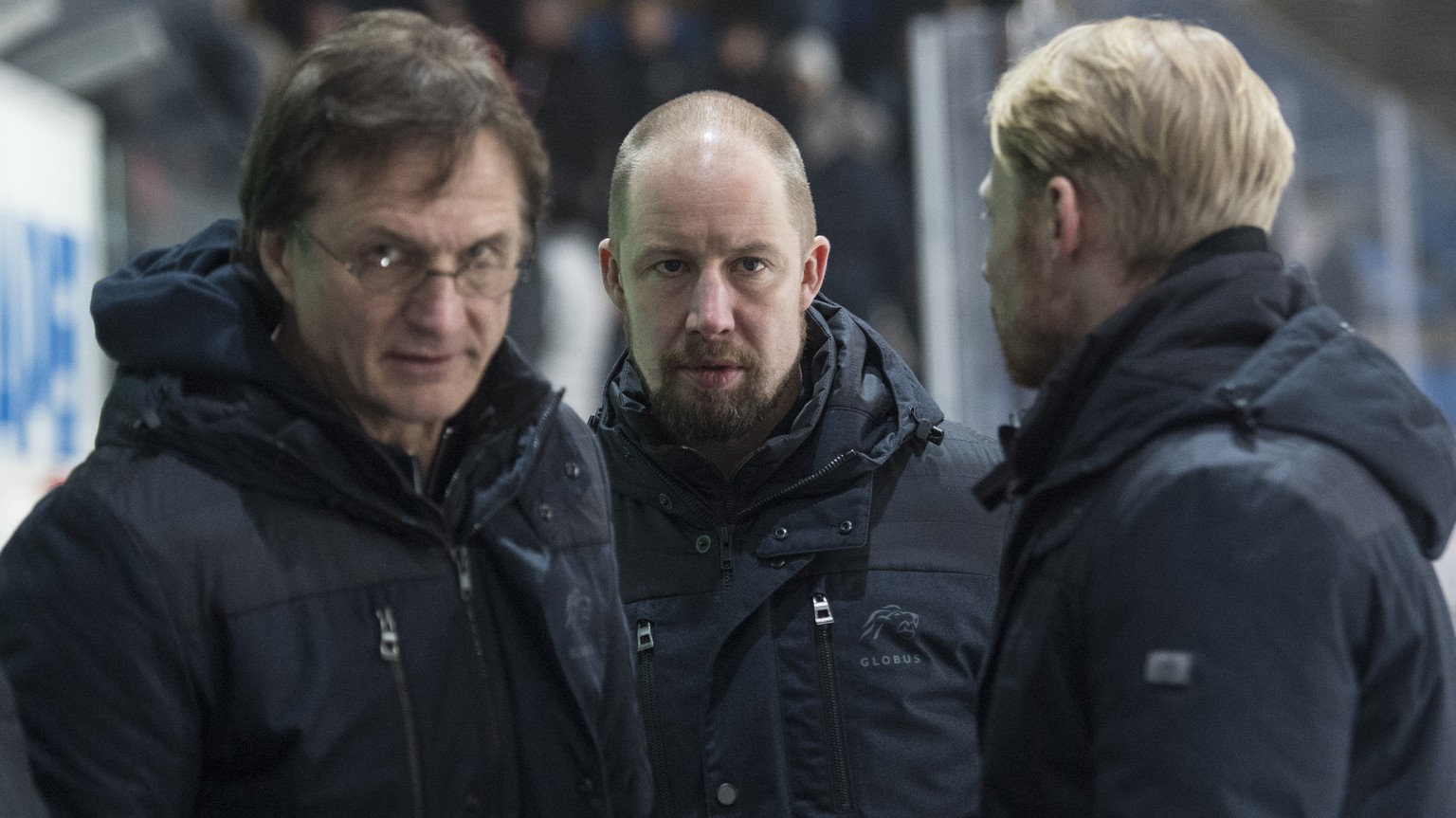 L’entraineur des ZSC Arno Del Curto, gauche, l&#039;entraineur assistant des ZSC Mathias Seger, centre, et l’entraineur assistant des ZSC Michael Liniger, droite photographies lors de la rencontre du  ...