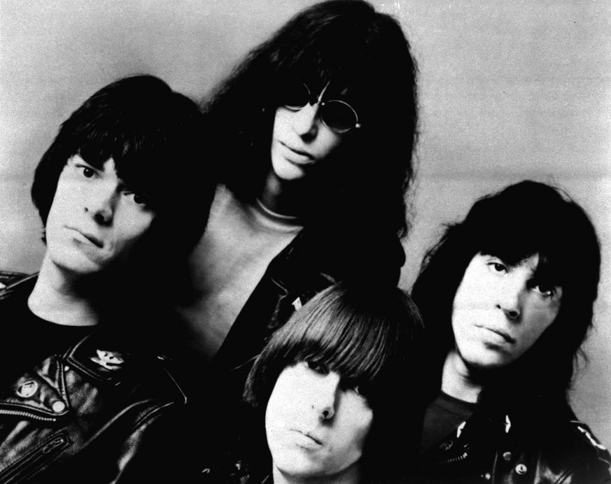 Im Uhrzeigersinn, von links: Dee Dee Ramone (Douglas Colvin), Joey Ramone (Jeffrey Hyman), Marky Ramone (Marc Bell) und Johnny Ramone (John Cummings).