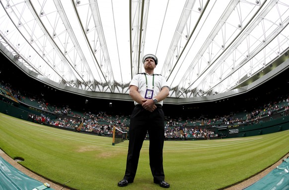 epa06080811 The roof closes over Centre Court prior to the fourth round match between Adrian Mannarino of France and Novak Djokovic of Serbia during the Wimbledon Championships at the All England Lawn ...