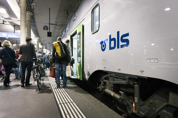 ARCHIV - ZUR NEUEN REGELUNG DER ZINSKOSTENVERRECHNUNG ZWISCHEN BUND UND BLS STELLEN WIR IHNEN FOLGENDES BILDMATERIAL ZUR VERFUEGUNG, AM FREITAG, 15. MAERZ 2019 - A BLS S-train S1 of the type RABe 515  ...