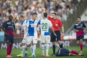 Stephane Grichting (2.v.l.) kassiert die Rote Karte für einen Schlag gegen Amine Chermiti.