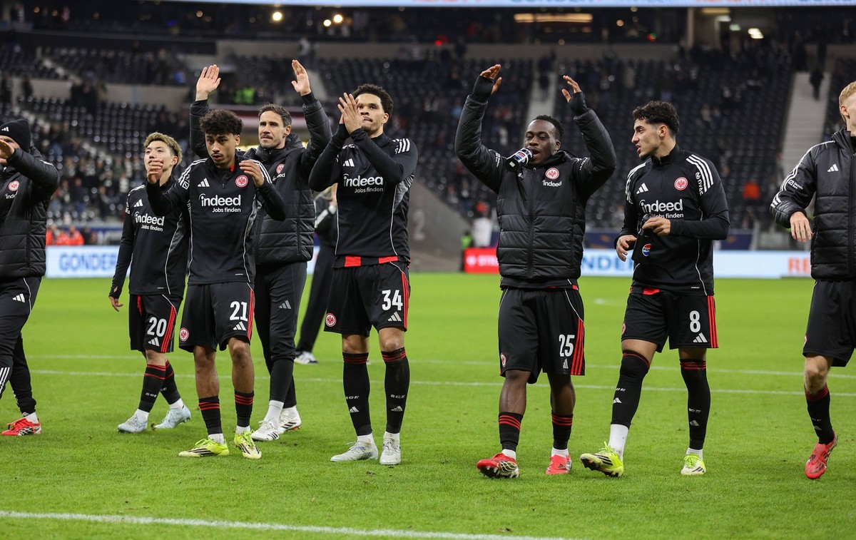 01.03.2026, Fussball Bundesliga, Eintracht Frankfurt - SC Freiburg, v.l., Eintracht-Spieler feiern mit den Fans DFL/DFB REGULATIONS PROHIBIT ANY USE OF PHOTOGRAPHS AS IMAGE SEQUENCES AND/OR QUASI-VIDE ...
