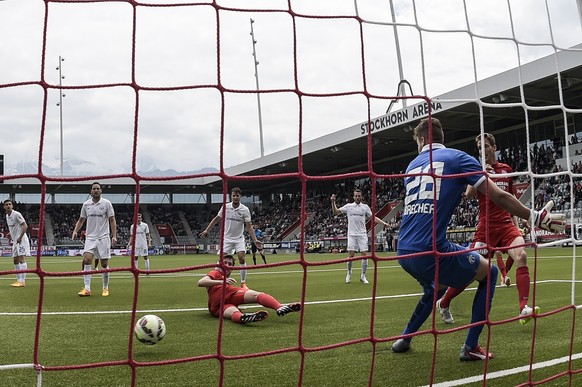 Thuns Fulvio Sulmoni, rechts, trifft gegen Zuerichs Goalie Yanick Brecher zum 1:1 im Fussball Meisterschaftsspiel der Super League zwischen dem FC Thun und dem FC Zuerich, am Sonntag, 17. Mai 2015, in ...