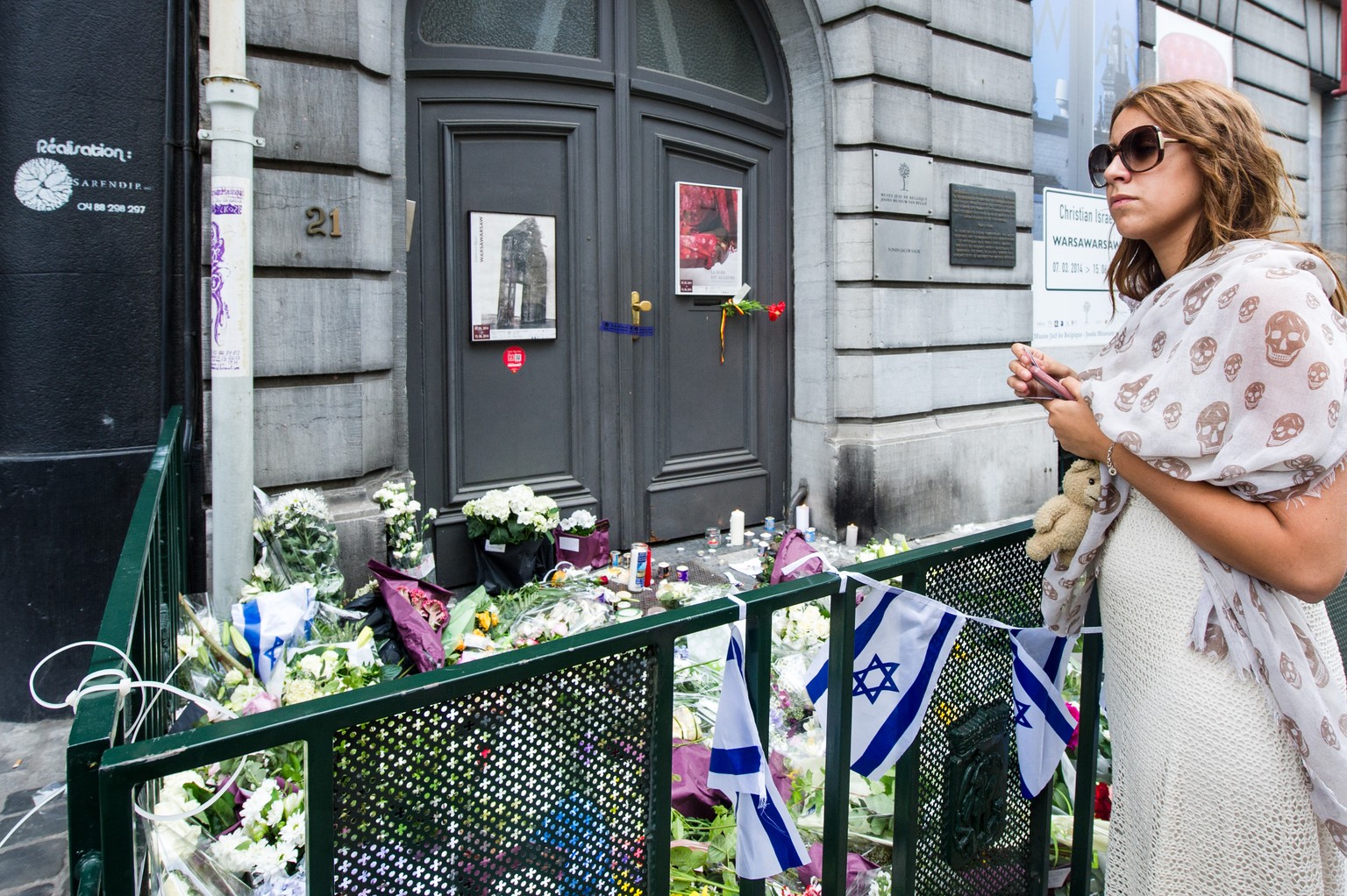 Eine Frau trauert vor dem Museum in Brüssel.