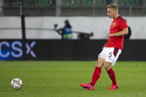 ARCHIV - ZUM DEFINITIVEN KADER DER SCHWEIZER FUSSBALLNATIONALMANNSCHAFT AN DER UEFA EURO 2020 STELLEN WIR IHNEN FOLGENDES BILDMATERIAL ZUR VERFUEGUNG - Switzerland&#039;s defender Becir Omeragic passe ...