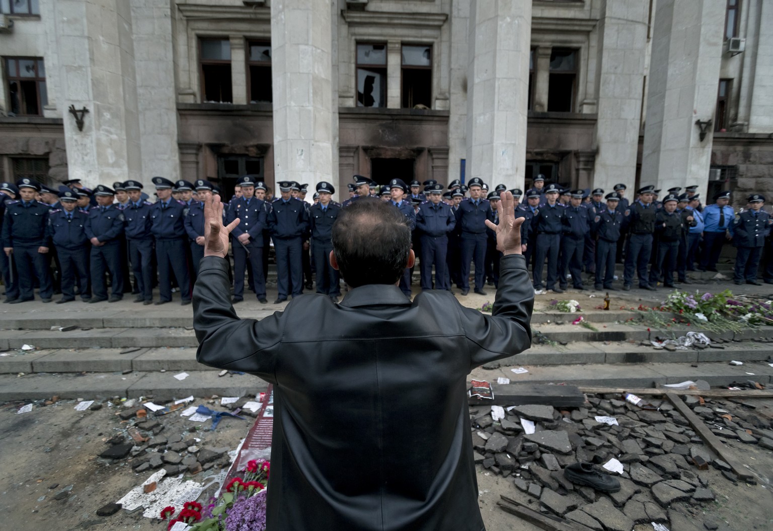 Ukrainische Soldaten vor einem niedergebrannten Gebäude in Odessa. Am Freitag hatten sich pro-russische Separatisten und Anhänger der Übergangsregierung in Kiew stundenlange Strassenschlachten ge ...