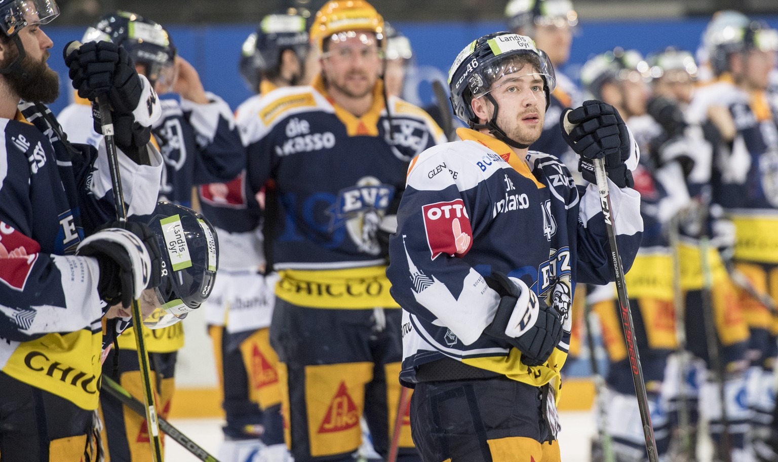 Die Zuger mit Lino Martschini nach dem Spiel beim dritten Eishockey Playoff-Viertelfinalspiel der National League zwischen dem EV Zug und den ZSC Lions, am Donnerstag, 15. Maerz 2018, in der Bossard A ...