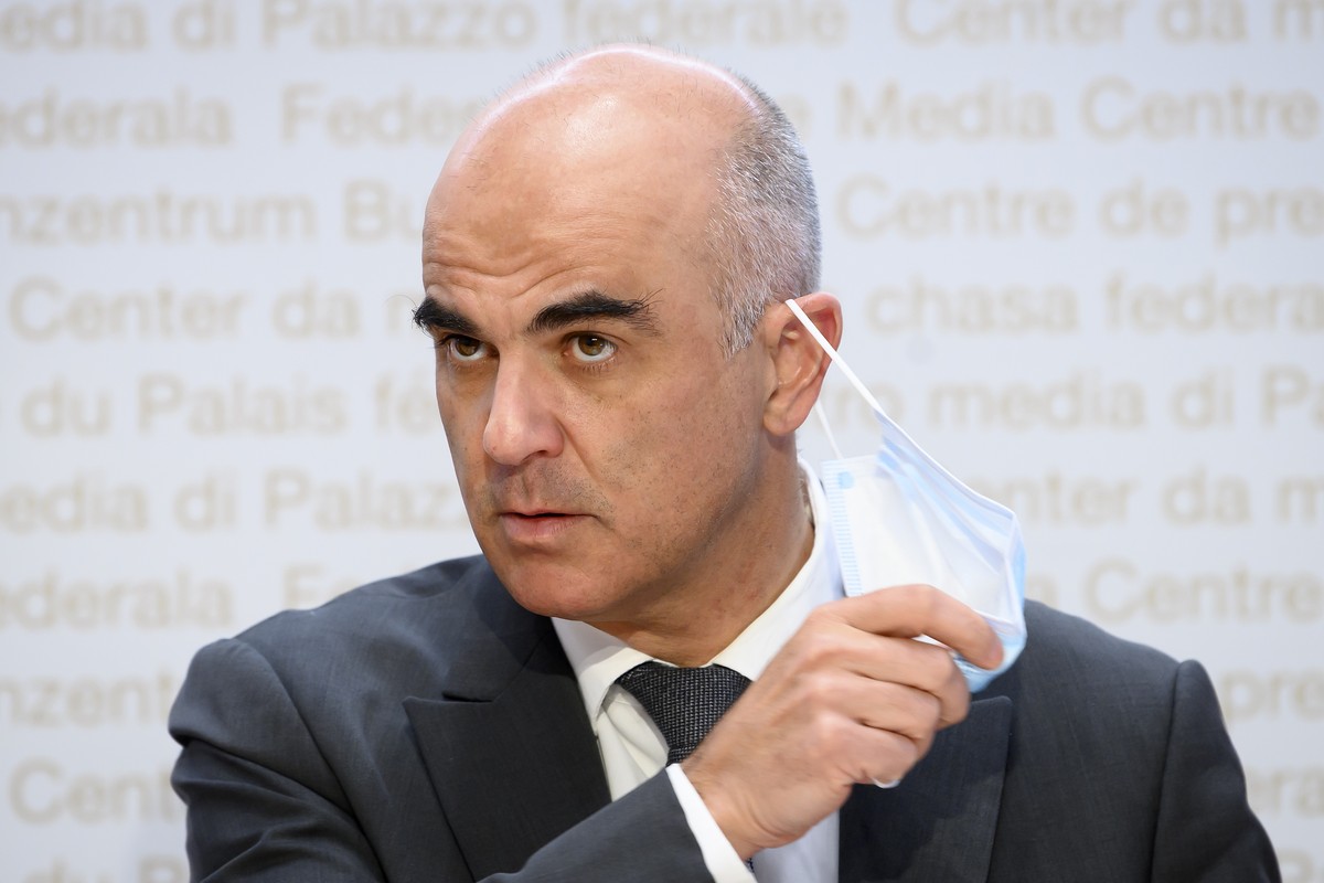 Bundesrat Alain Berset, nimmt seine Maske ab, waehrend einer Medienkonferenz des Bundesrates zur aktuellen Situation im Zusammenhang mit dem Coronavirus, am Freitag, 3. Dezember 2021, im Medienzentrum ...