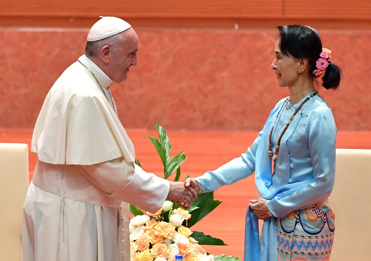epa06355161 Pope Francis (L) shakes hands with Myanmar's State Counselor and Foreign Minister Aung San Suu Kyi (R) during a meeting with the authorities, with civil society and with the diplomati ...