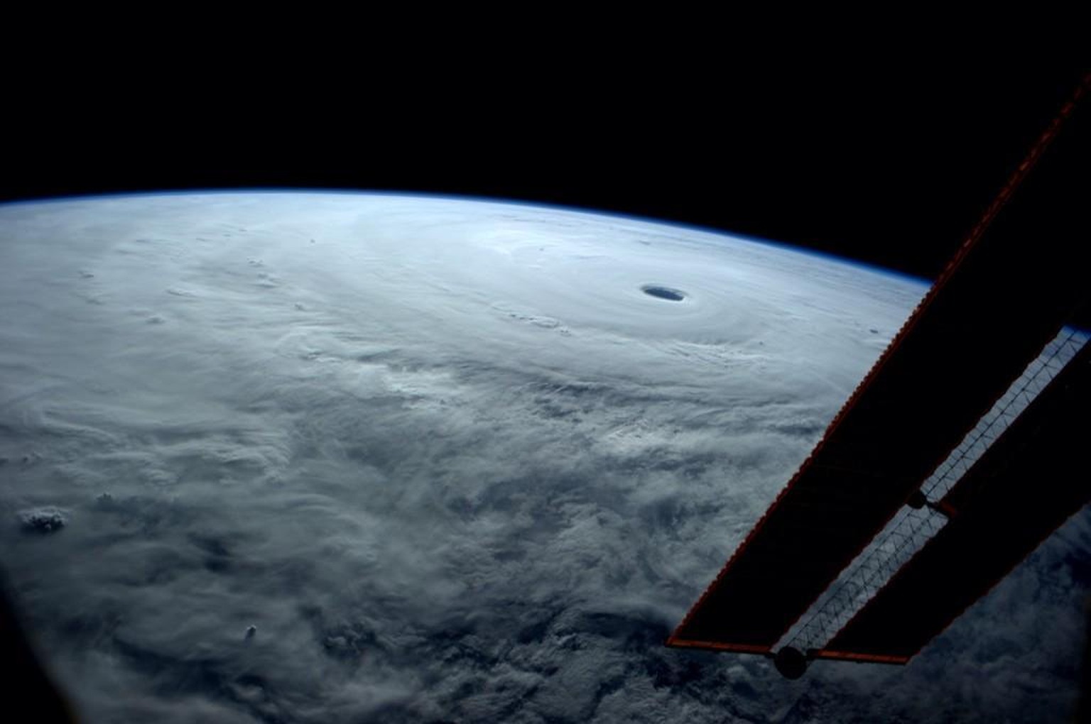 Das Auge des Taifuns – Aufnahme von der Weltraumstation ISS.