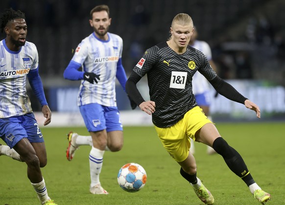 epa09648958 Erling Haaland (R) of Dortmund in action during the German Bundesliga soccer match between Hertha BSC and Borussia Dortmund in Berlin, Germany, 18 December 2021.  EPA/FILIP SINGER CONDITIONS - ATTENTION: The DFL regulations prohibit any use of photographs as image sequences and/or quasi-video.