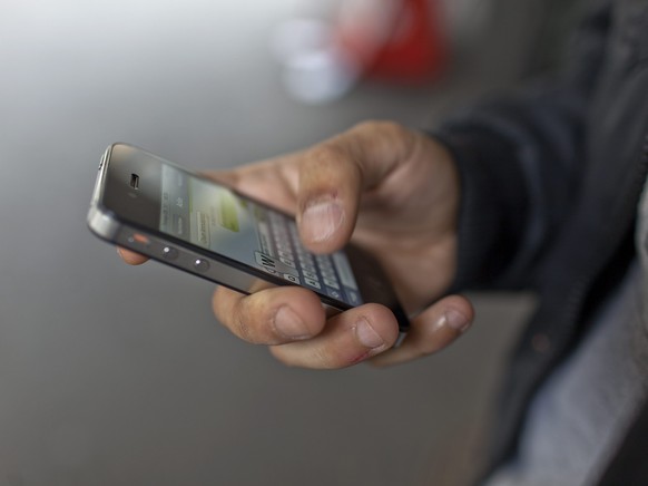 THEMENBILD ZU MK SIK-NR ZU NACHRICHTENDIENSTGESETZ --- Writing short text messages (sms) on the Iphone, pictured in Zurich, Switzerland, on September 5, 2012. (KEYSTONE/GAETAN BALLY / Keystone)