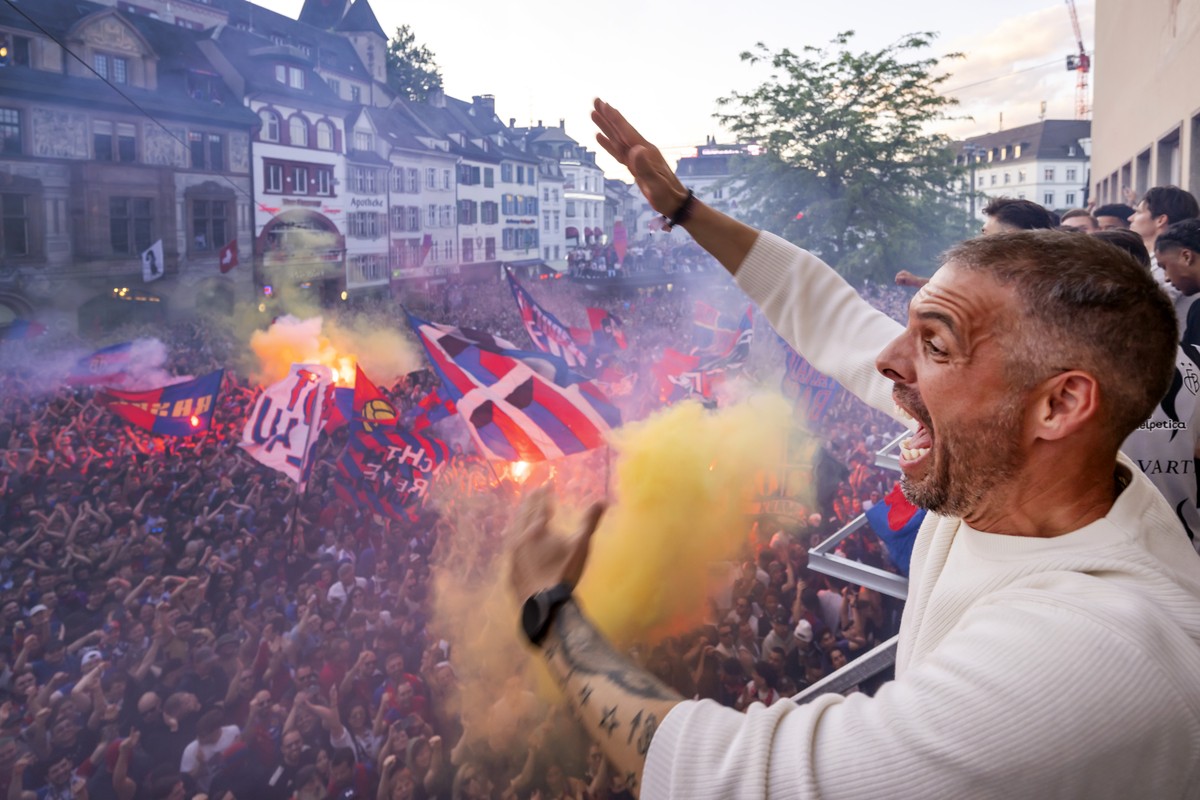 Fabio Celestini, Cheftrainer des FC Basel 1893, laesst sich auf dem Balkon des Restaurants PapaJoe's bei einer spontanen Meisterfeier von den Fans fuer den Meistertitel feiern, auf dem Barfuesser ...