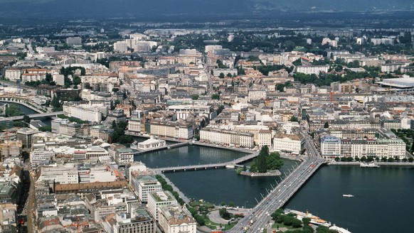 ARCHIV --- ZUR KANTONALEN ABSTIMMUNG UEBER DEN GENFER TUNNEL STELLEN WIR IHNEN FOLGENDES BILD ZUR VERFUEGUNG --- Geneve avec rive gauche et rive droite. Pont du Mont-Blanc. Undatierte Luftaufnahme. (K ...