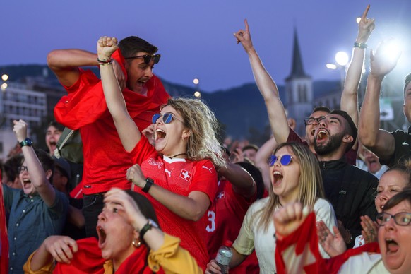 epa06831987 Swiss supporters celebrate as they watch the broadcast of the FIFA World Cup 2018 group E preliminary round soccer match between Serbia and Switzerland in the public viewing zone on Plainp ...