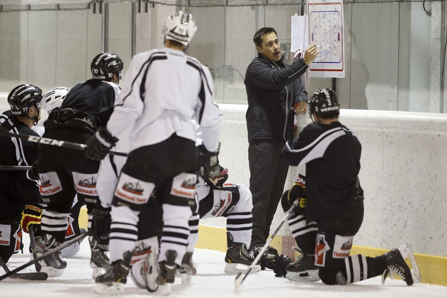 Der neue Bern-Coach Guy Boucher erklärt seinen Spielern, wo es lang gehen soll.