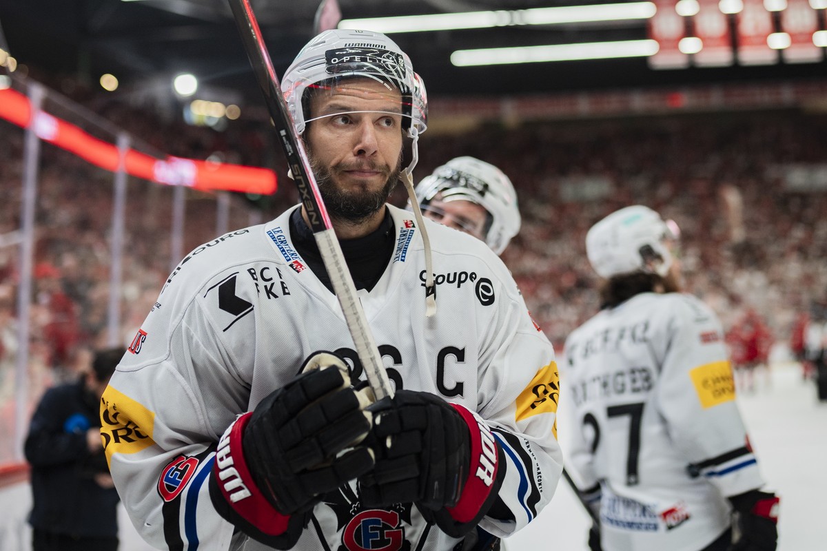 Julien Sprunger (HCFG) nach dem siebten Eishockey Playoff Halbfinalspiel der National League zwischen dem Lausanne HC (LHC) und dem HC Fribourg-Gotteron (HCFG) am Samstag 12. April 2025 in der Vaudois ...