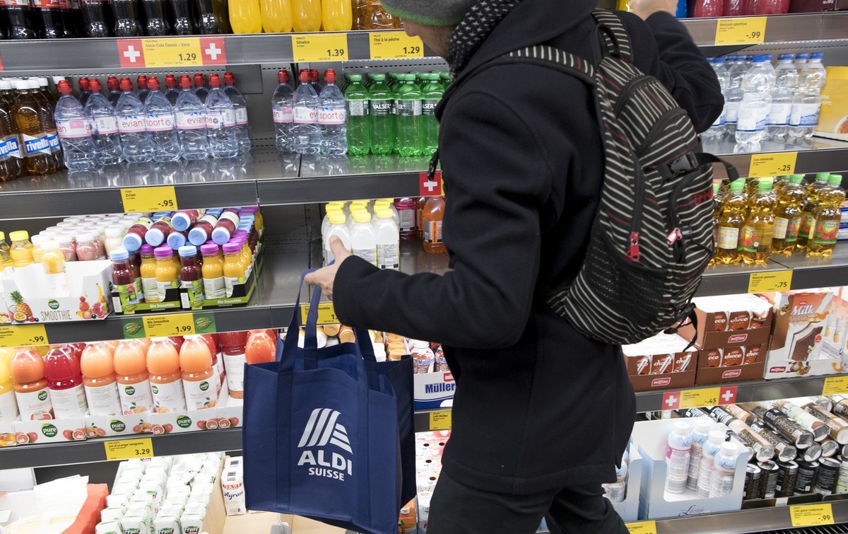 Un client est photographie avec sa valise dans le nouveau magasin d'alimentation, supermarche, Aldi Suisse ce mercredi 16 janvier 2019 a la Gare CFF de Lausanne. (KEYSTONE/Laurent Gillieron)