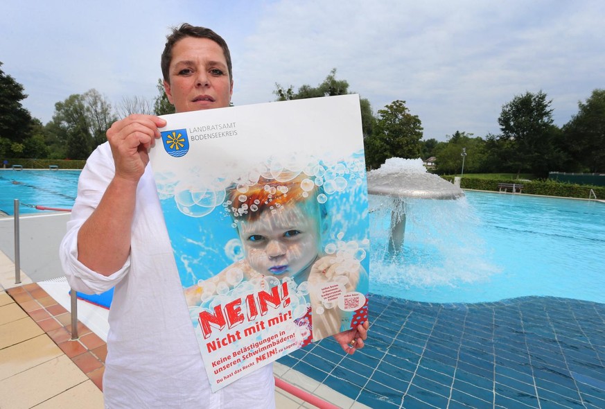 Veronika Wäscher-Göggerle mit Plakat der Kampagne &quot;Nein! Nicht mit mir!&quot;