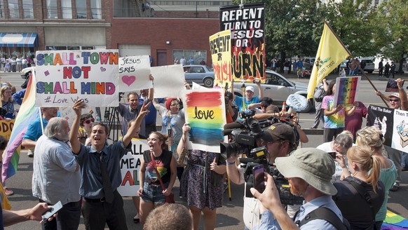 Vor dem Gericht in Ashland, Kentucky: Pro und Kontra Homoehe-Protestler. 
