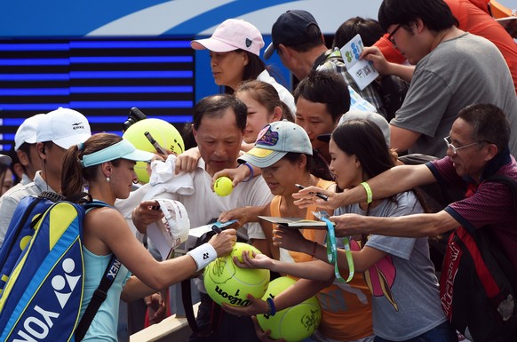 Die Autogramme von Hingis sind begehrt.