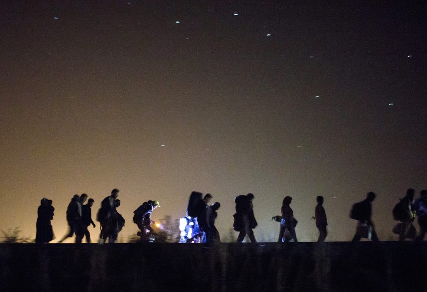 Flüchtlinge auf dem Weg im ungarischen Röszke.