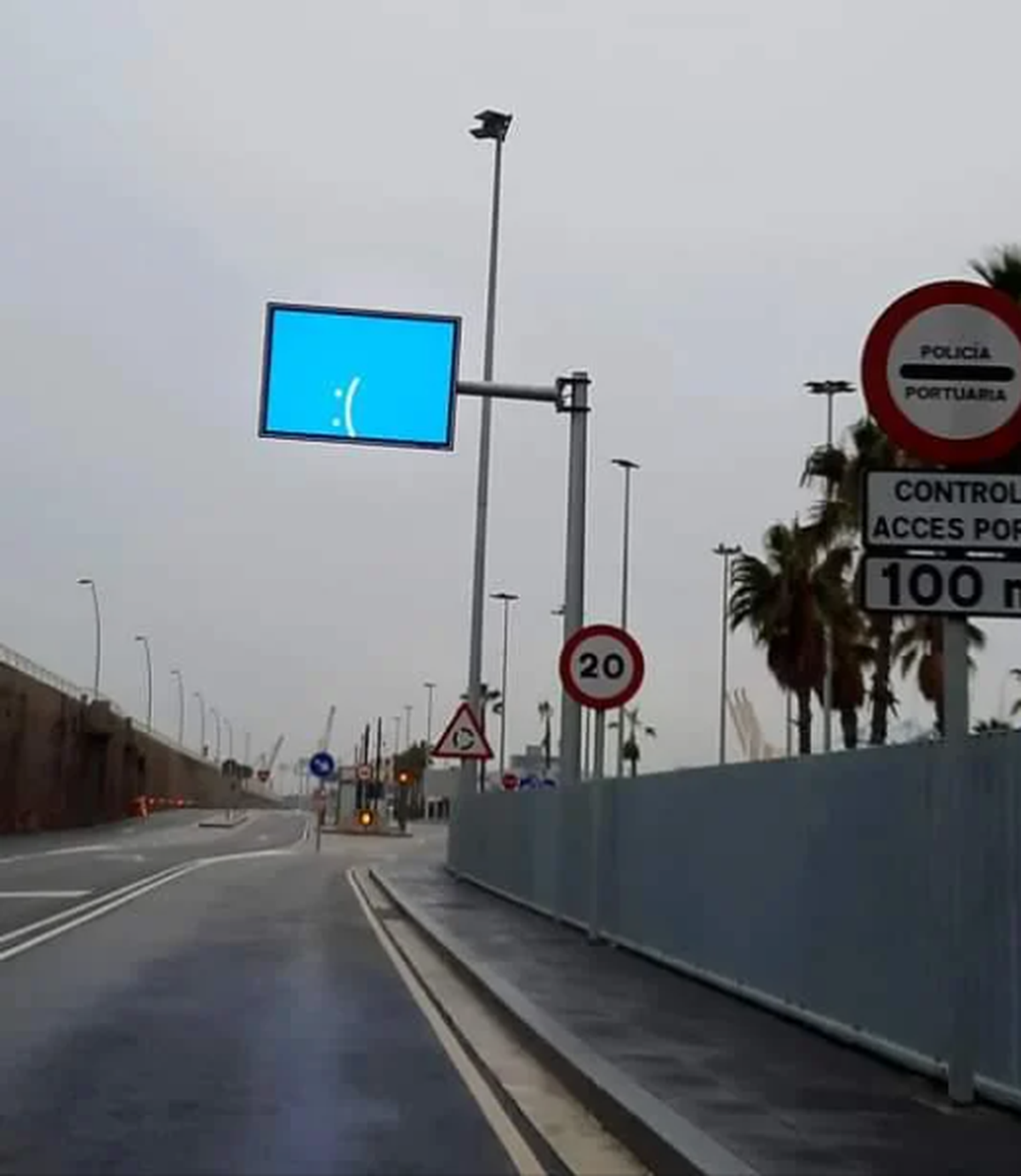 Lustige Schilder: Strassenschild macht trauriges Gesicht
