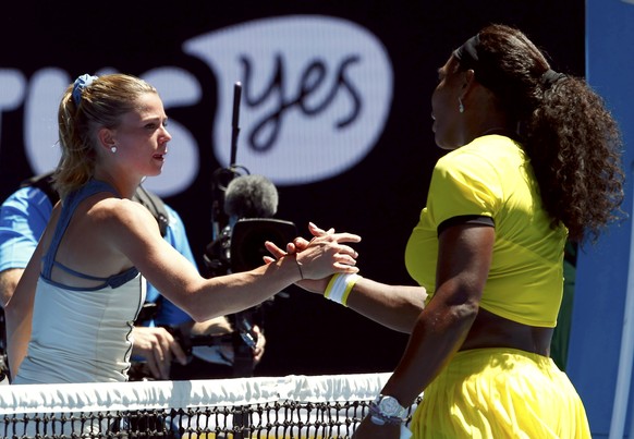 Camila Giorgi und Serena Williams nach der Partie am Netz.<br data-editable="remove">