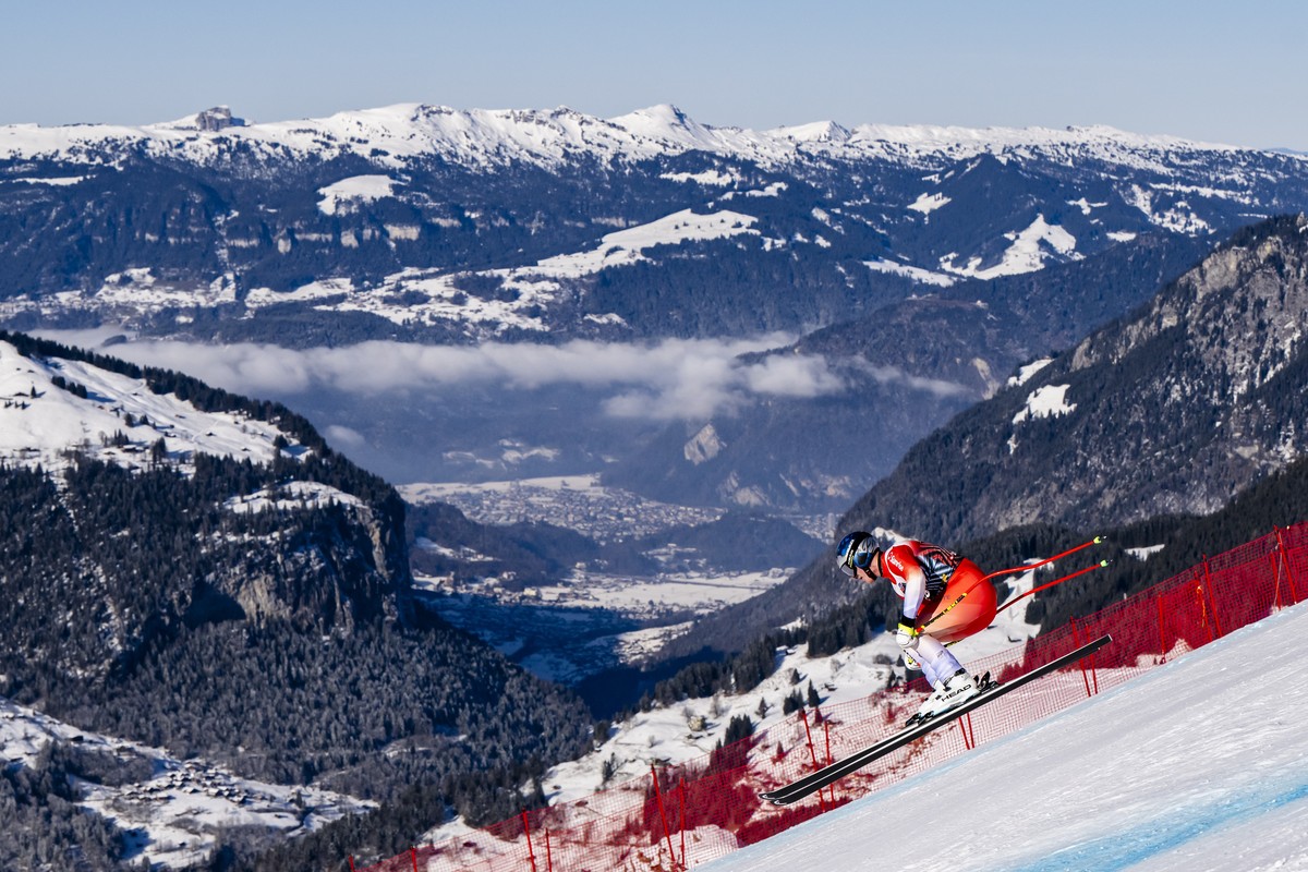 epa11823955 Franjo von Allmen of Switzerland in action during the men's Downhill training at the FIS Alpine Skiing World Cup in Wengen, Switzerland, 14 January 2025. EPA/JEAN-CHRISTOPHE BOTT