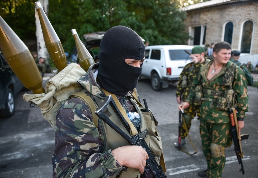 Pro-russische Rebellen bereiten sich auf einen Sturm auf die ukrainische Armee am Flughafen Donezk vor.&nbsp;